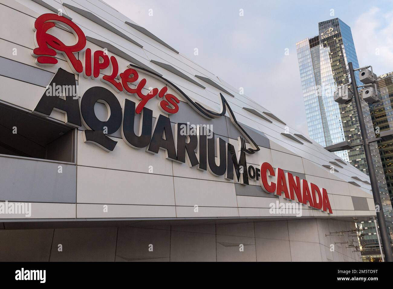 Toronto, ON, Canada – 17 décembre 2022 : panneau de l'aquarium public de Toronto Ripley au-dessus de l'entrée du centre-ville de Toronto Banque D'Images