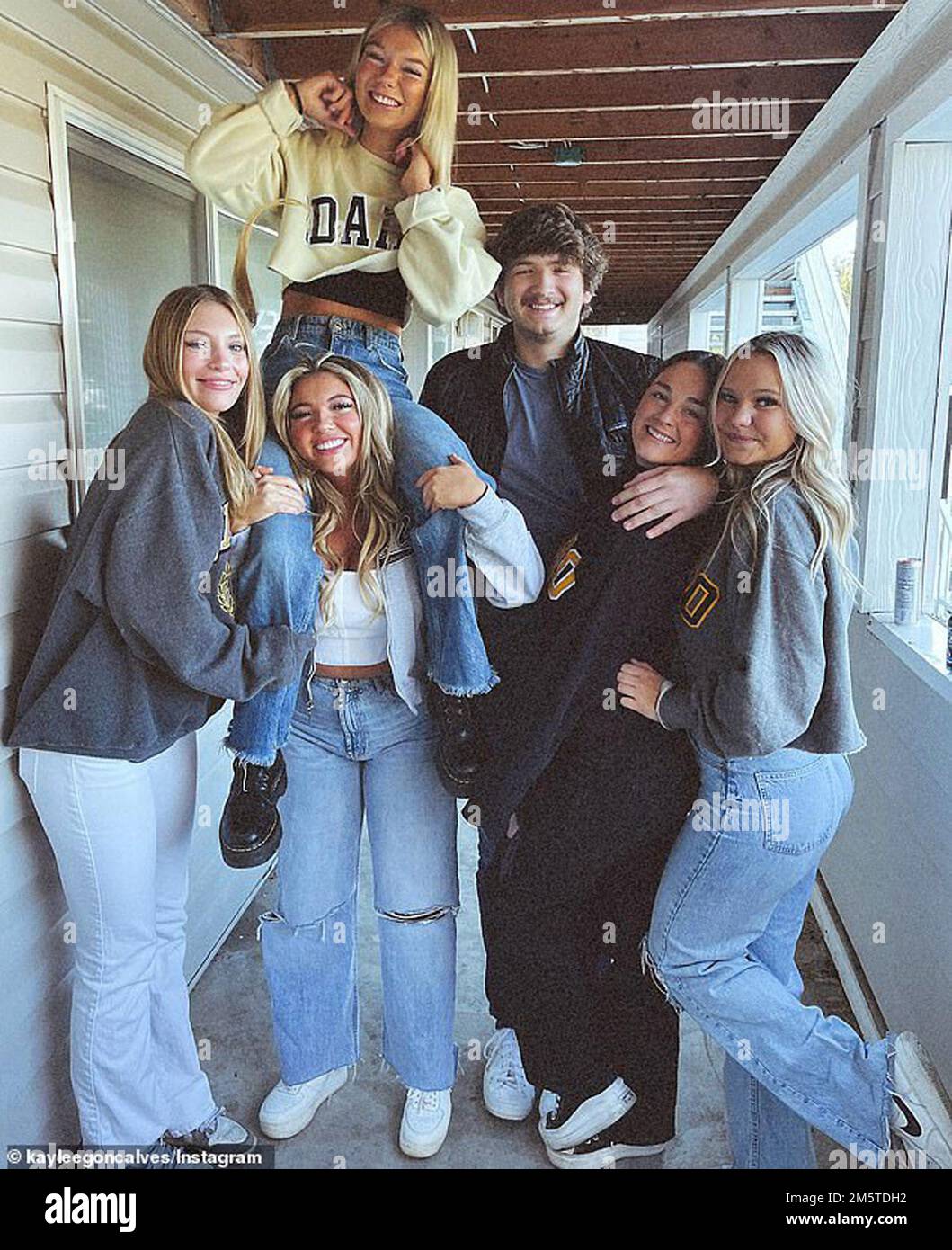 Moscou, Idaho, Etats-Unis. 30th décembre 2022. Les étudiants de l'Université de l'Idaho Kaylee Goncalves (deuxième de gauche, bas) et Madison mogen (deuxième de gauche, haut), Ethan Chapin (centre) et Xana Kernodle (deuxième de droite) ont été poignardés à mort dans leurs lits pendant qu'ils dormaient, dans leur maison hors campus, à 13 novembre, entre 3 et 4 heures. Les meurtres ont été les premiers à Moscou en sept ans et ont secoué la petite communauté universitaire. (Image de crédit : © ZUMA Press Wire/ZUMA Press Wire) Banque D'Images