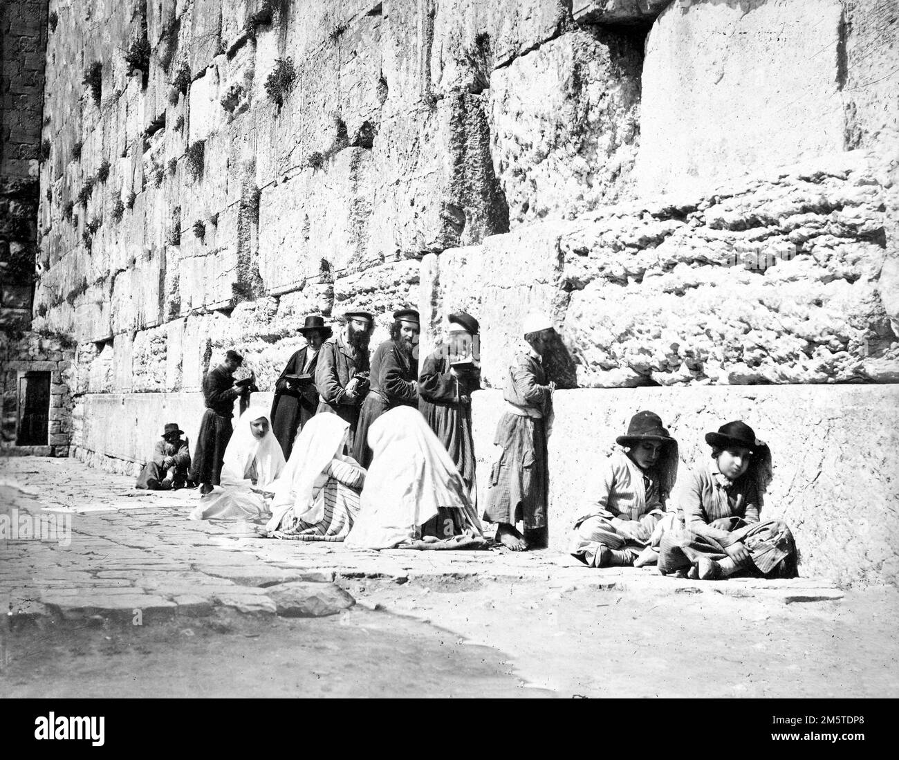 Les Juifs au mur occidental de Jérusalem en 1870s Banque D'Images
