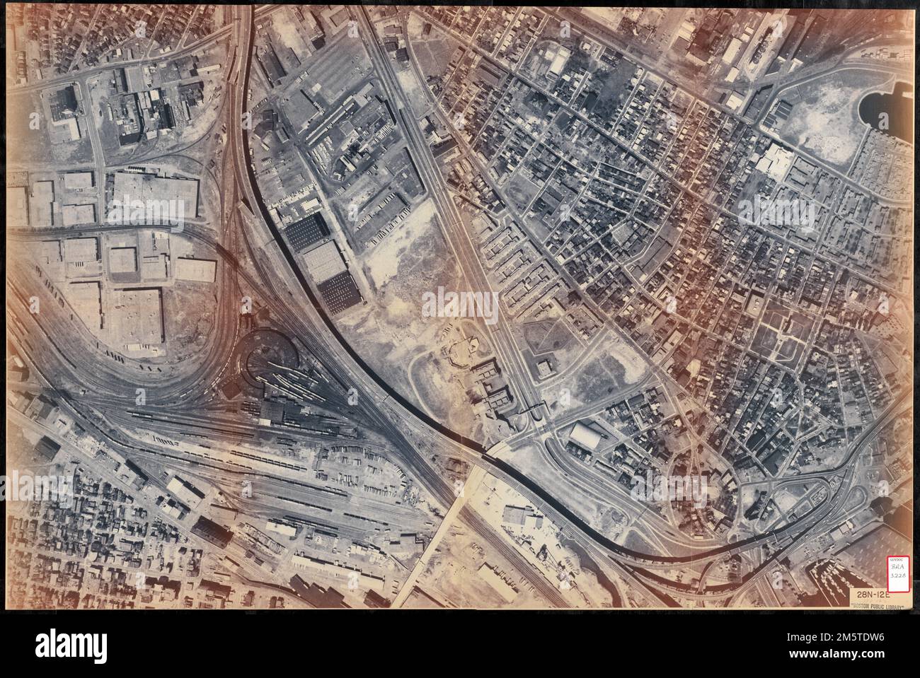 Photo aérienne de Charlestown, Massachusetts. Vue aérienne du quartier de Charlestown à Boston et d'une partie de Cambridge, ma... 28N-12E. 28n-12E, Massachusetts , Suffolk , Comté , Boston , Charlestown Massachusetts , Middlesex , comté , Cambridge Banque D'Images