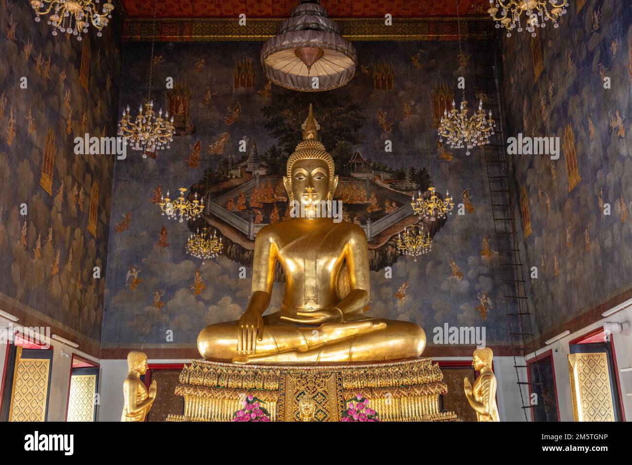 Assis des statues de Bouddha Maravijaya dans l'ubosoot (salle d'ordination) de Wat Ratchanatdaram Woravihara, temple bouddhiste à Bangkok, Thaïlande. Banque D'Images