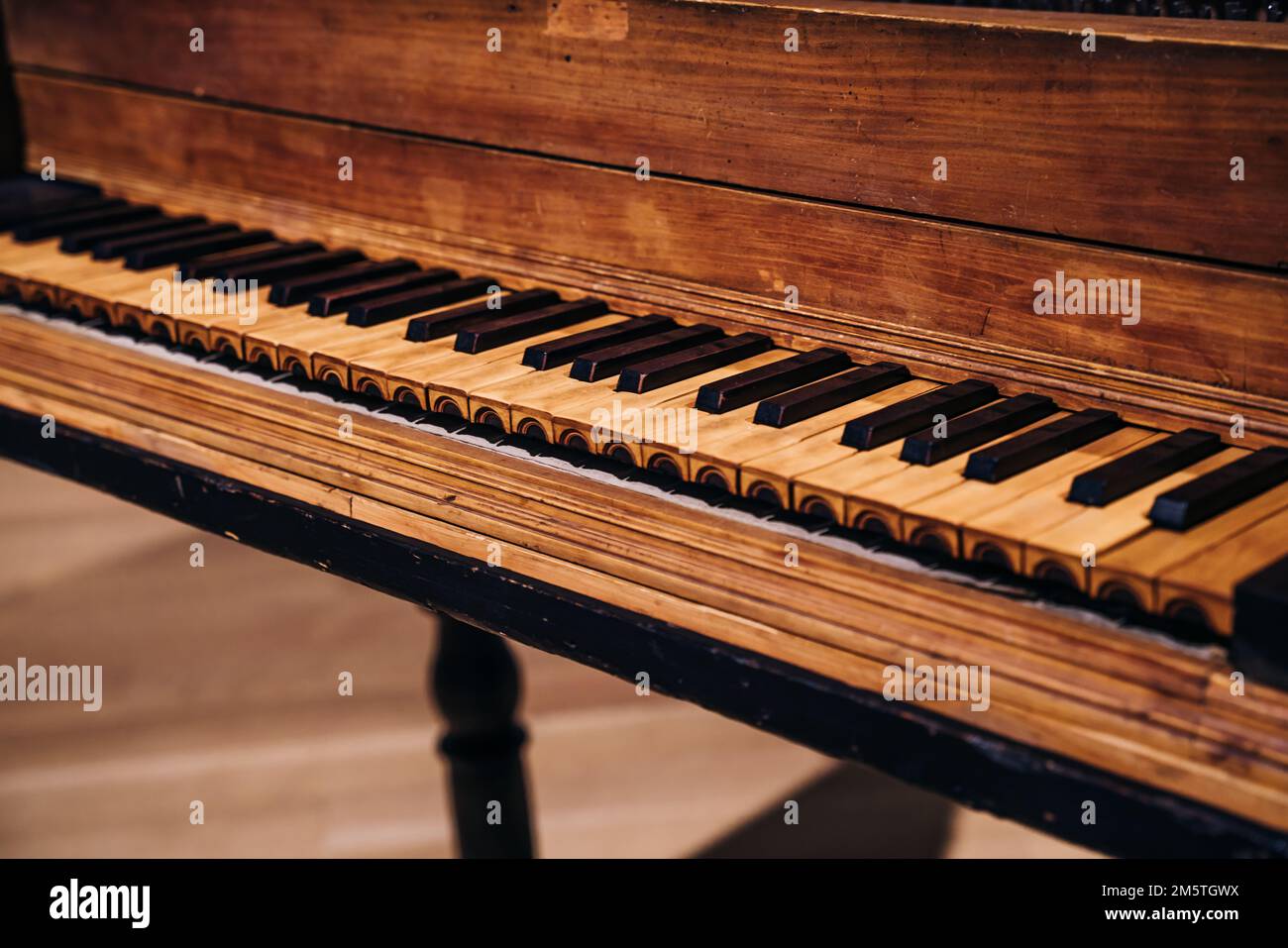 Anciennes clés de piano en bois sur instrument de musique en bois, vue de face. Photo de haute qualité Banque D'Images