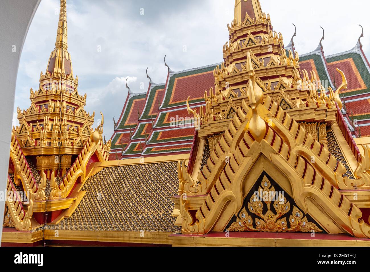 Clochers de Loha Prasat, chedi de Wat Ratchanatdaram Woravihara (Temple de la nièce royale) - Temple bouddhiste thaïlandais à Bangkok, Thaïlande. Banque D'Images