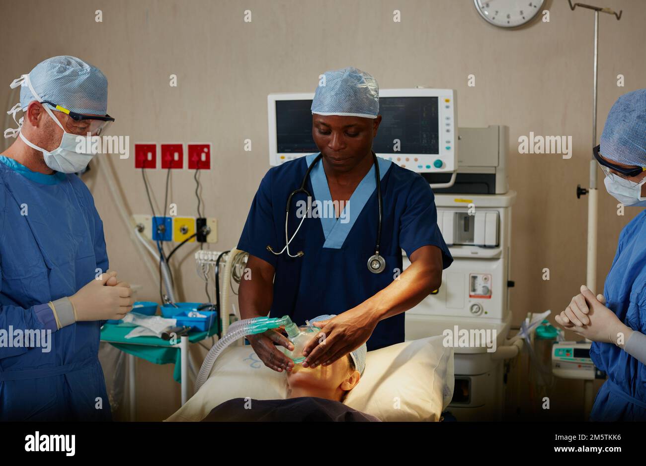 Traiter le patient avec le plus grand soin. un chirurgien administrant un anesthésique à un patient avant sa chirurgie. Banque D'Images