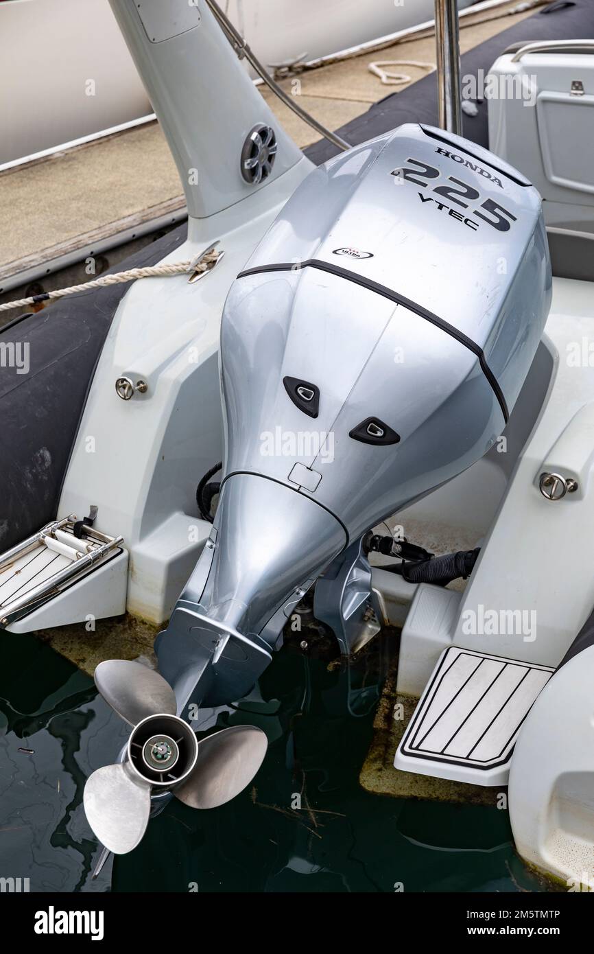 Moteur extérieur Honda VTEC 225 monté sur la poupe d'un bateau, Sydney, Australie Banque D'Images