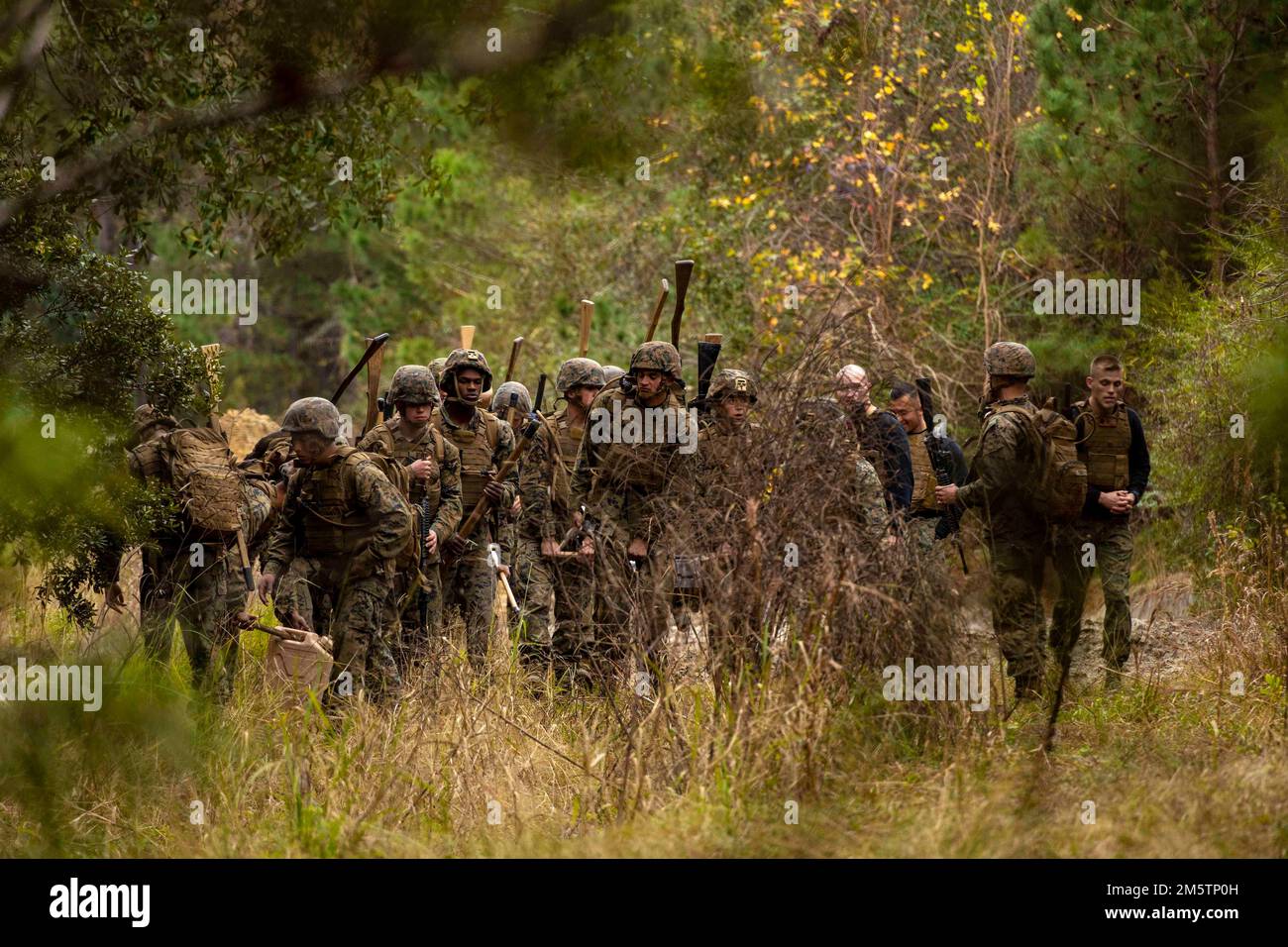 Beaufort, Caroline du Sud, États-Unis. 20th décembre 2022. ÉTATS-UNIS Marines avec Marine corps Air Station (MCAS) Beaufort trek à la prochaine épreuve lors d'un cours d'instructeur d'arts martiaux à MCAS Beaufort, Caroline du Sud, décembre. 20, 2022. Chaque Marine transportait des fusils, des munitions, des cruches d'eau et un sac de sable de 25 livres à l'intérieur de chacun de ses packs d'assaut. (Photo du caporal Nathan Saucier de lance) crédit : États-Unis Marines/ZUMA Press Wire Service/ZUMAPRESS.com/Alamy Live News Banque D'Images