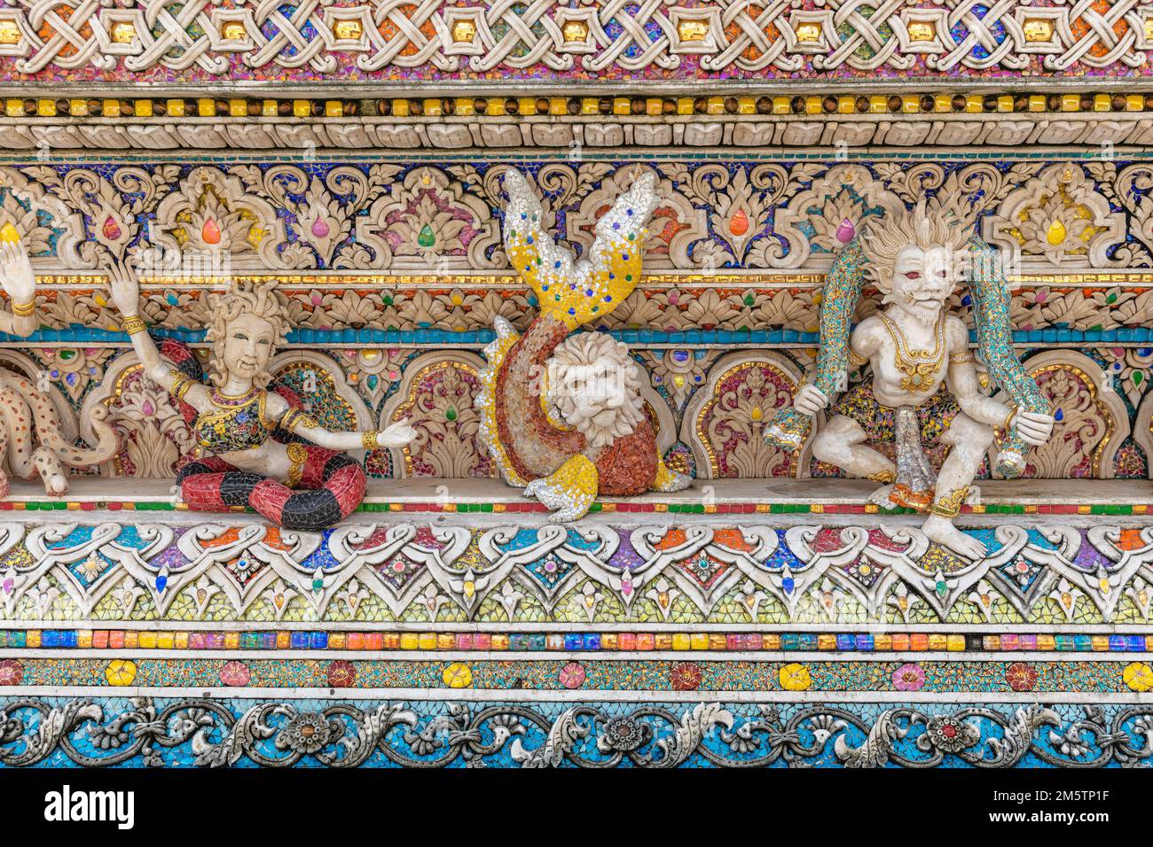 Statues au Wat Pariwat Ratchasongkram - temple bouddhiste de Bangkok, Thaïlande. Banque D'Images