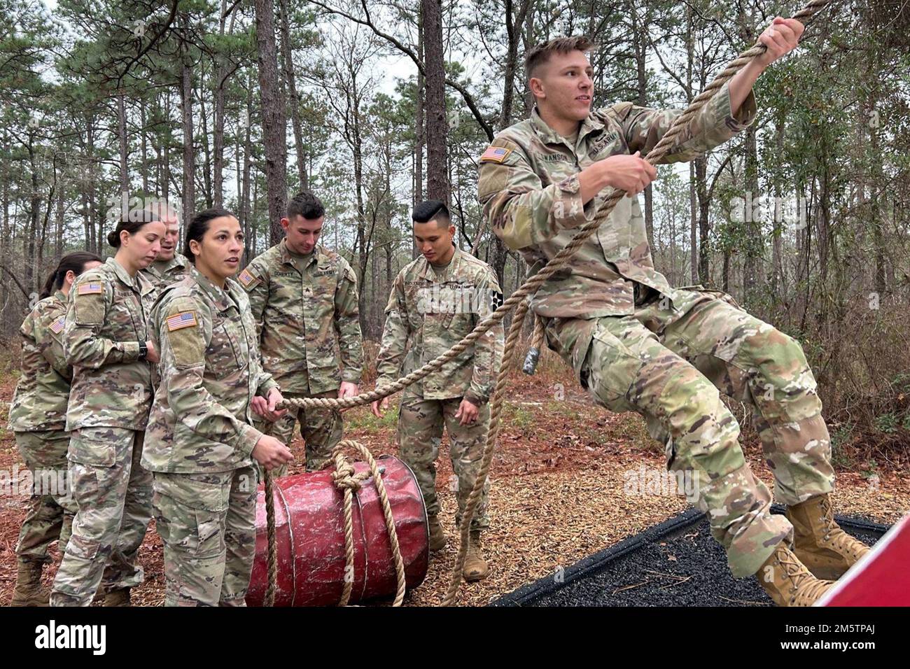 États-Unis. 14th décembre 2022. ÉTATS-UNIS Soldats de l'armée assistant à la classe 23-001 des États-Unis Centre d'excellence de l'aviation de l'Armée de terre l'académie des officiers non commissionnés fort Rucker a terminé un exercice de formation situationnelle axé sur les scénarios et la mission pour tester leur agilité physique et mentale le mois de décembre. 14, 2022. Le défi en équipe offre aux soldats l'occasion d'appliquer les leçons apprises dans l'instruction officielle de leadership et de former des individus en tant que leaders. Crédit : États-Unis Armée/ZUMA Press Wire Service/ZUMAPRESS.com/Alamy Live News Banque D'Images