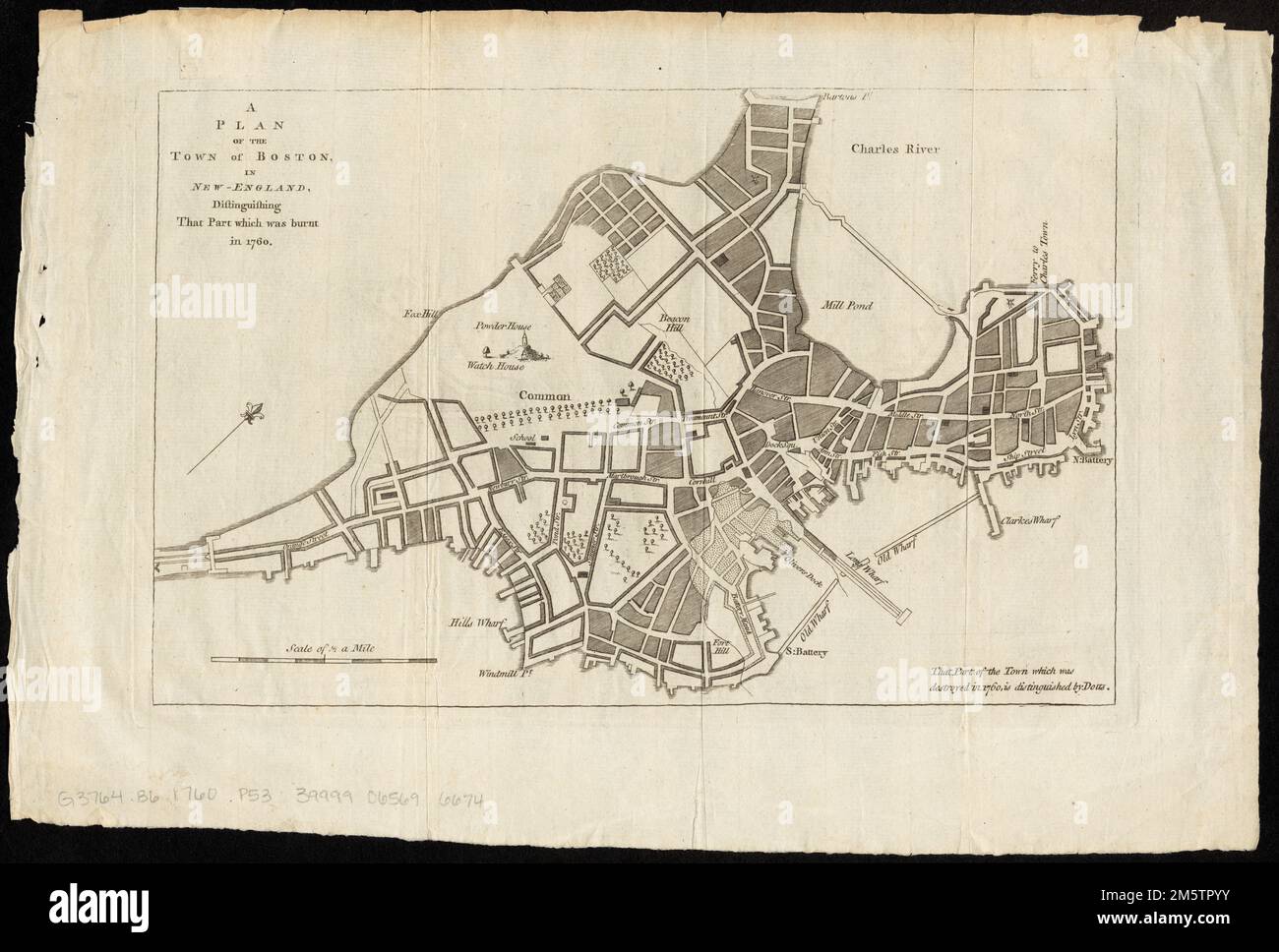 Un plan de la ville de Boston, en Nouvelle-Angleterre, qui distingue la partie brûlée en 1760. Orienté vers le nord, en haut à droite. Du magazine féminin Royal, Londres, environ 1760.. Plan de la ville de Boston, montrant la partie de la ville près du Vieux quai qui a été détruite par un incendie. Les noms de rue sont libellés... , Massachusetts , Suffolk , comté , Boston Banque D'Images