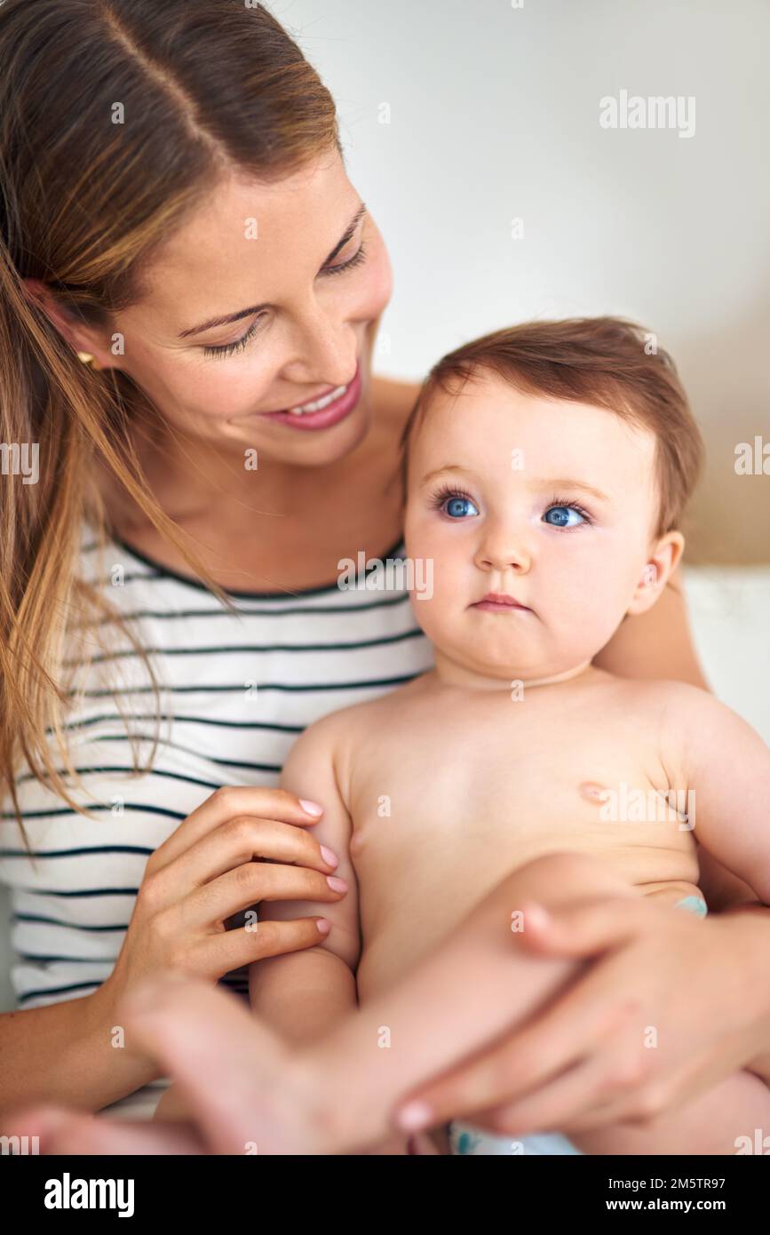 Ce sont les moments importants. une mère liant avec son adorable bébé fille. Banque D'Images