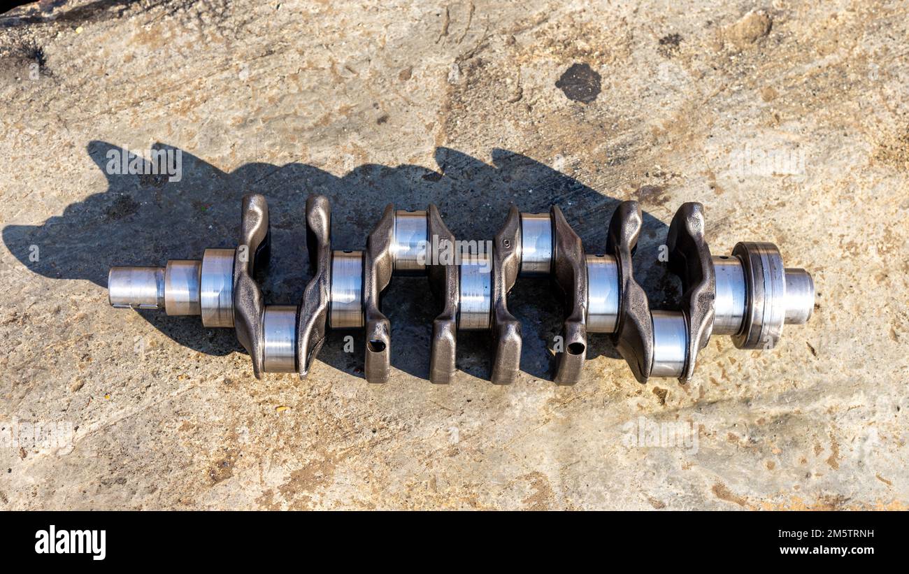 Vilebrequin d'un moteur diesel et à essence quatre cylindres Banque D'Images