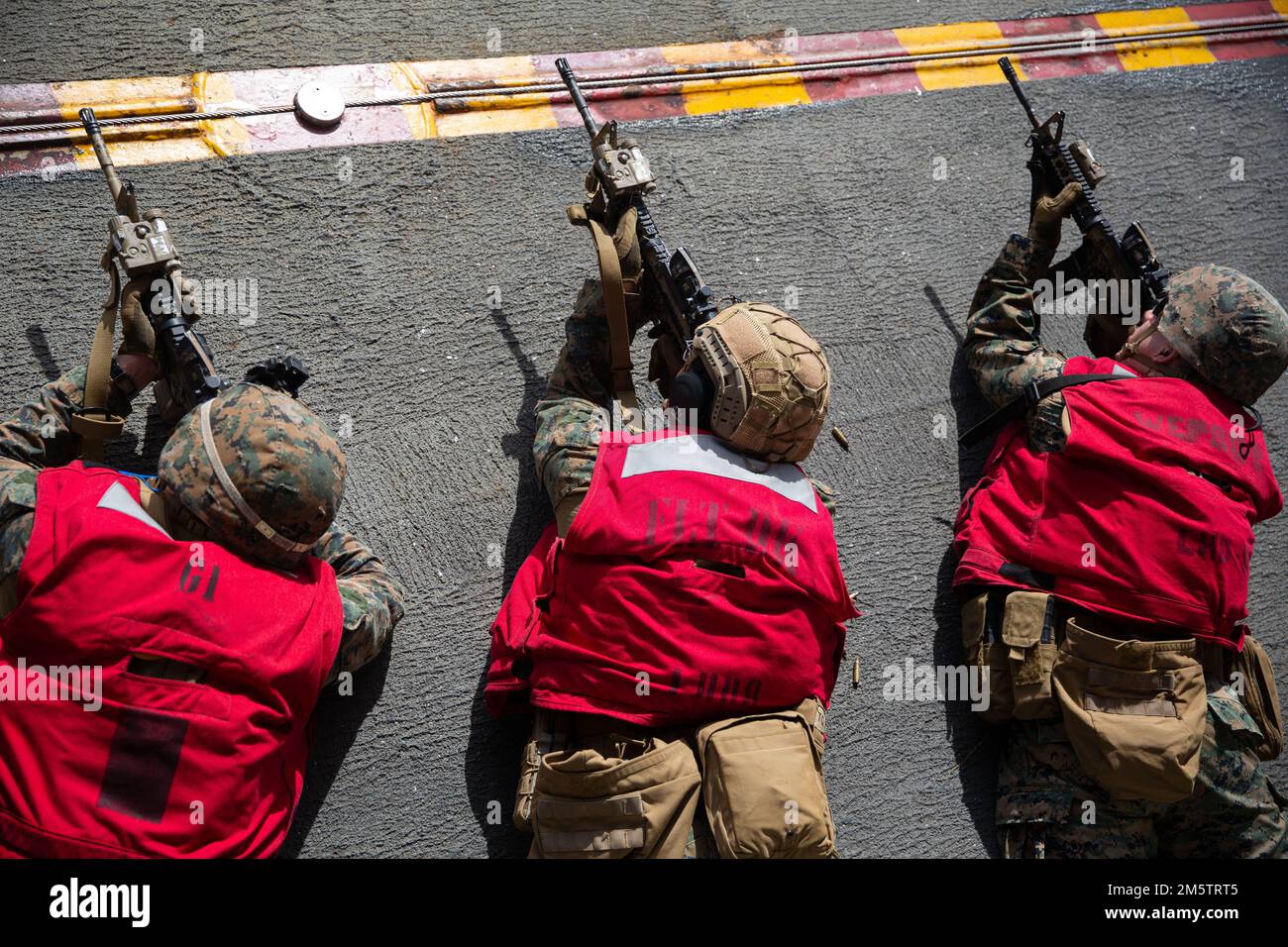 Océan Pacifique. 11th décembre 2022. ÉTATS-UNIS Marines avec Bataillon Landing Team 2/4, 13th Marine Expeditionary Unit, tirer sur des cibles pendant une aire de tir en direct zéro à bord d'un navire d'assaut amphibie USS Makin Island (LHD 8), décembre. 12. Le maintien de l'exactitude des armes et de la compétence du tireur est essentiel à la préparation de la mission en tant qu'unité d'intervention en cas de crise. Le MEU de 13th est embarqué avec le groupe de prêt amphibie de l'île de Makin, composé des navires de transport amphibie de l'île de Makin et des navires de quai Anchorage (LPD 23) et USS John P. Murtha (LPD 26), et opérant dans la zone de l'exploitation de la flotte américaine 7th Banque D'Images