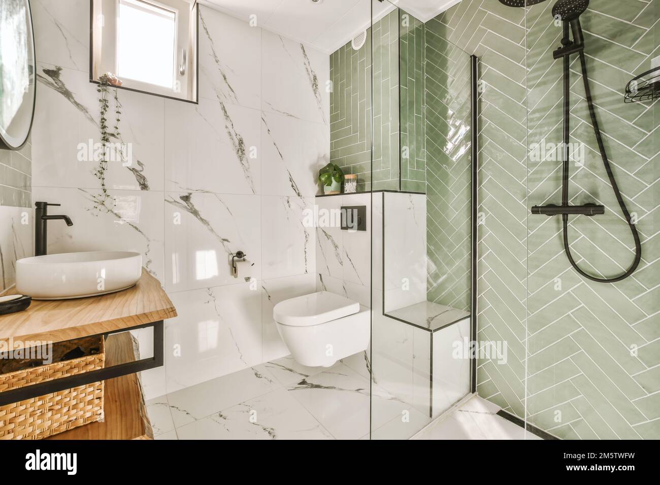 salle de bains moderne avec carrelage vert et sol en marbre blanc sur les murs, avec meuble-lavabo en bois Banque D'Images
