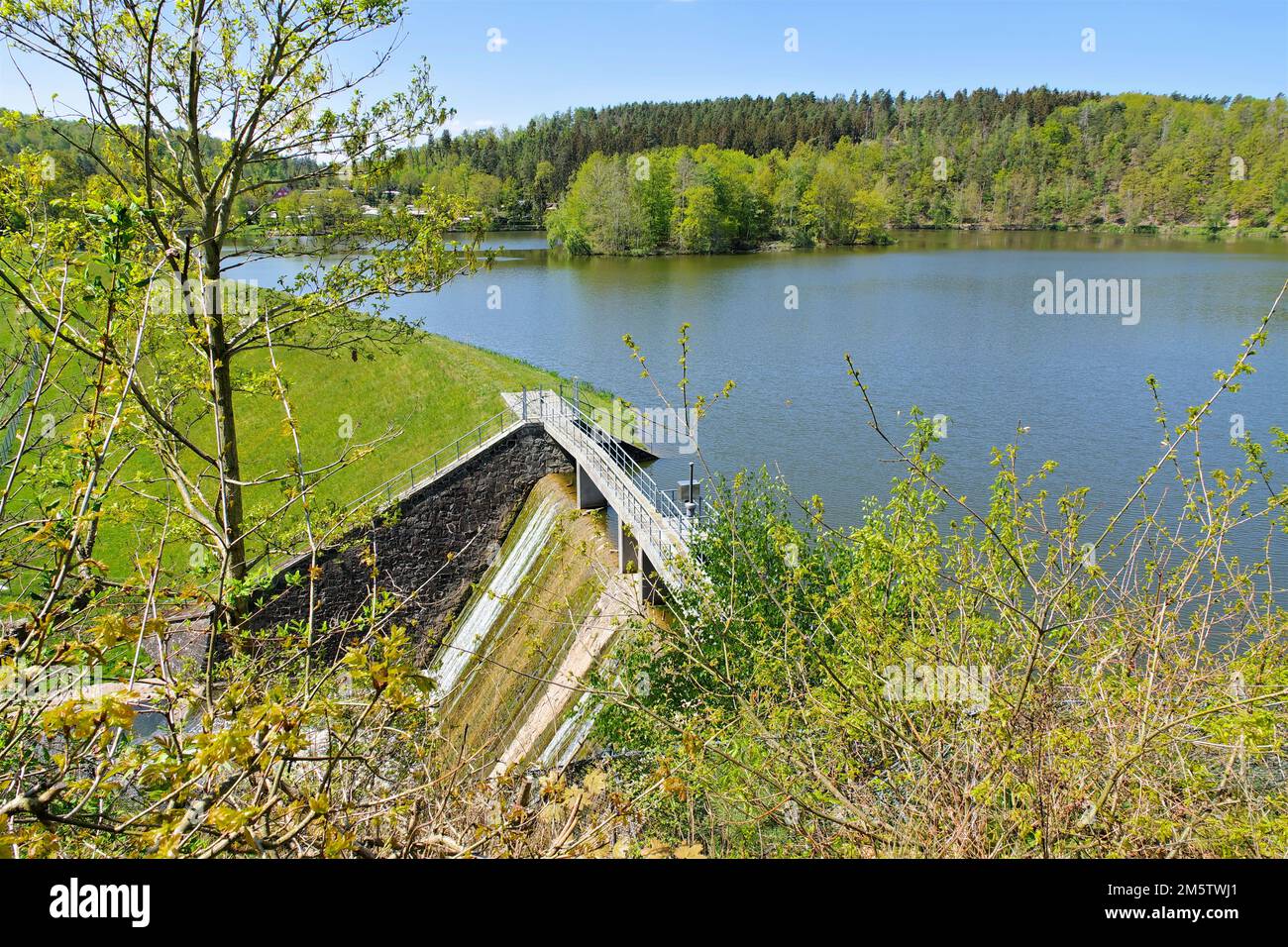 Le barrage d'Auma dans le Vogtland avec le mur du barrage au printemps, en Allemagne Banque D'Images