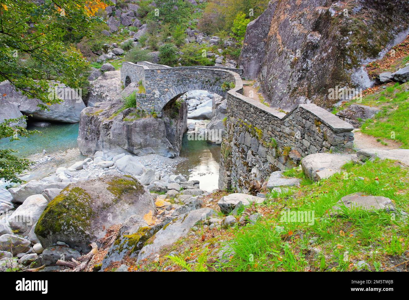 Vieux pont en pierre près de Mulini dans la vallée de Bavona, Tessin en Suisse Banque D'Images
