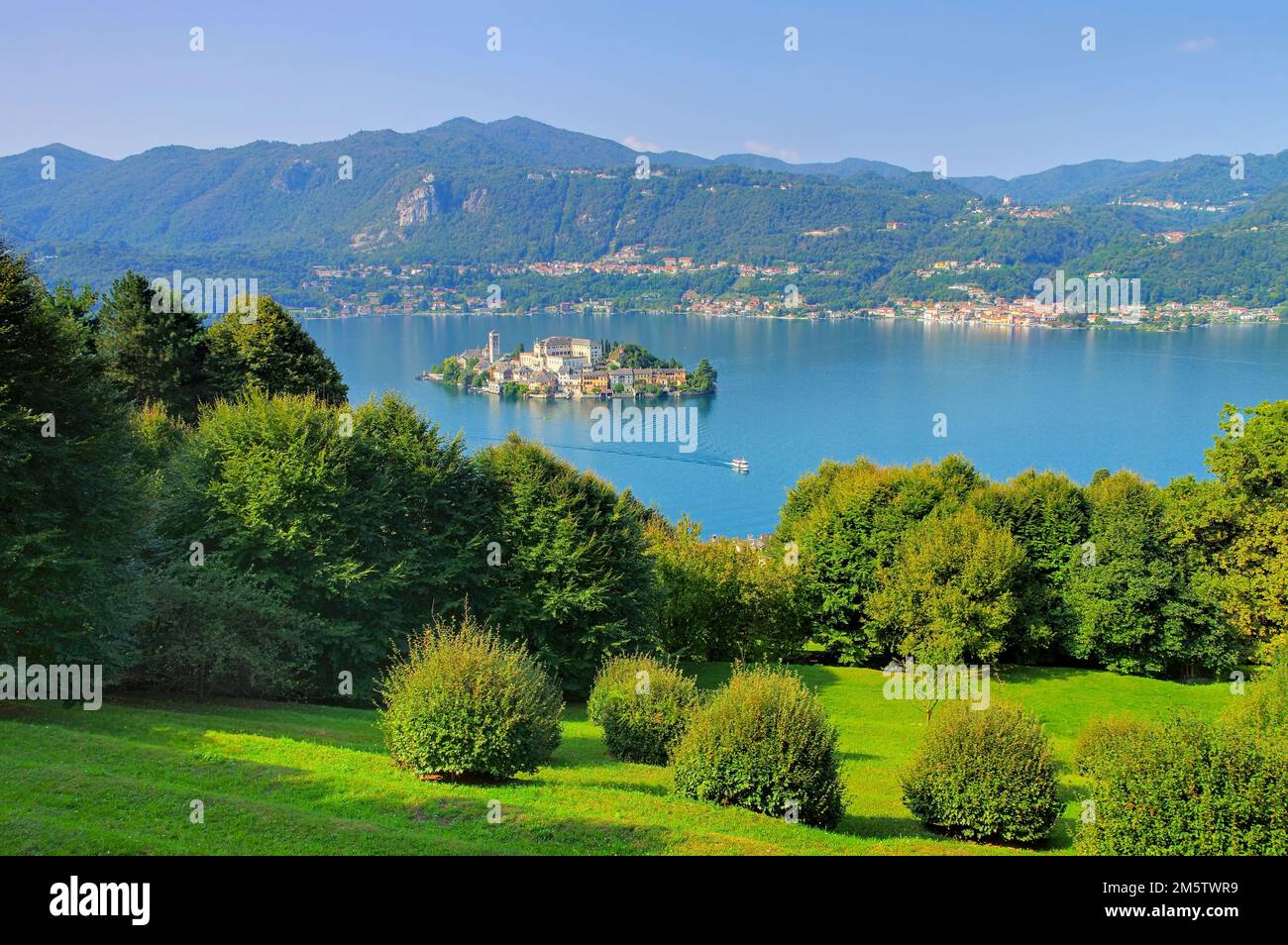 Vue sur l'île Isola San Giulio au lac Orta en Italie Banque D'Images