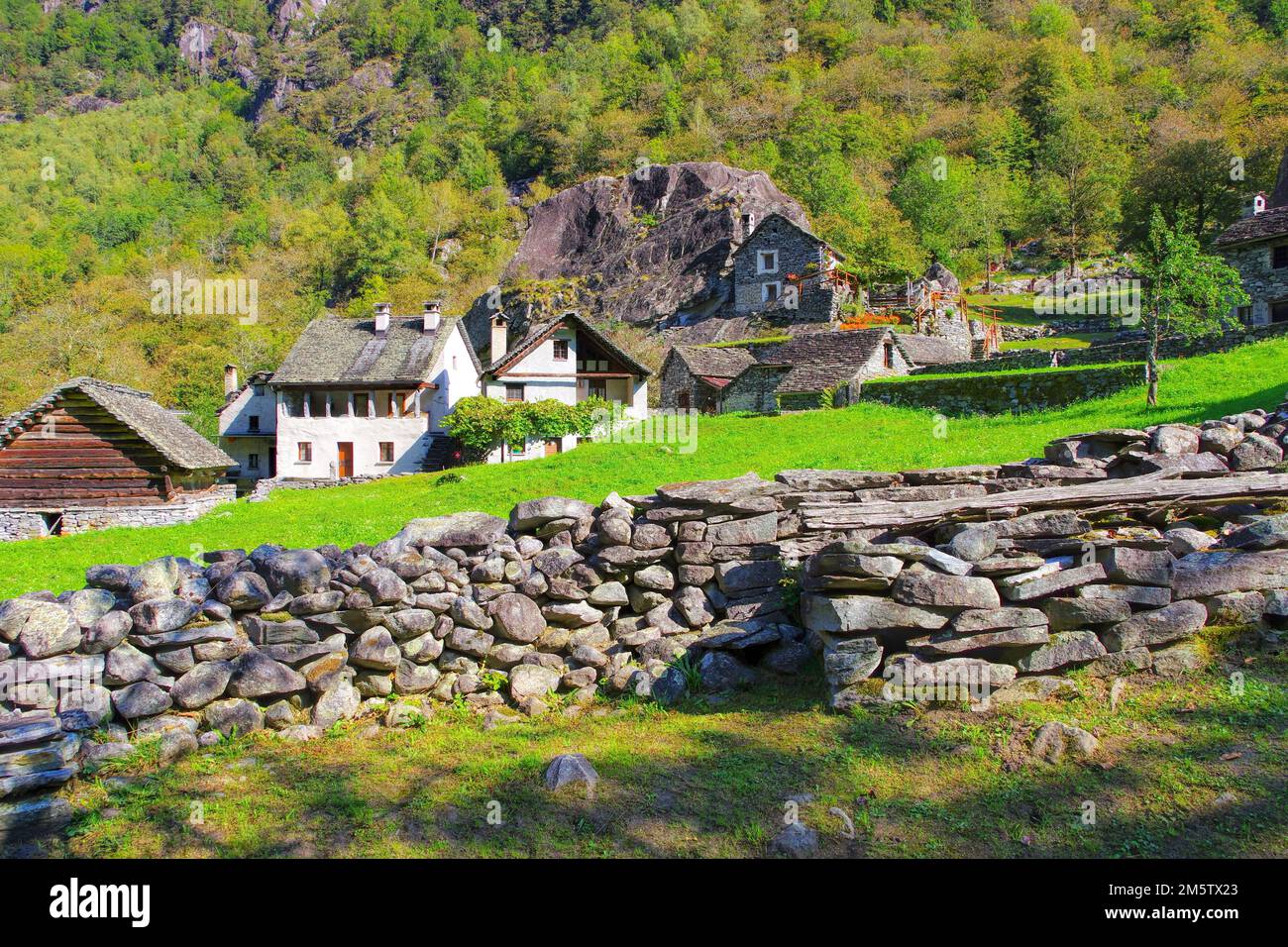 Petit hameau de Sabbione dans la vallée de Bavona, Tessin en Suisse Banque D'Images