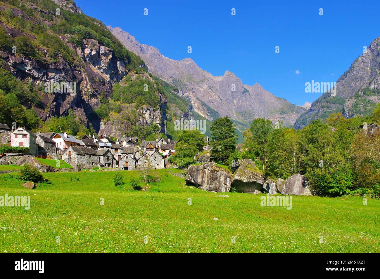 Le petit hameau de Sonlerto dans la vallée de Bavona, Tessin en Suisse Banque D'Images