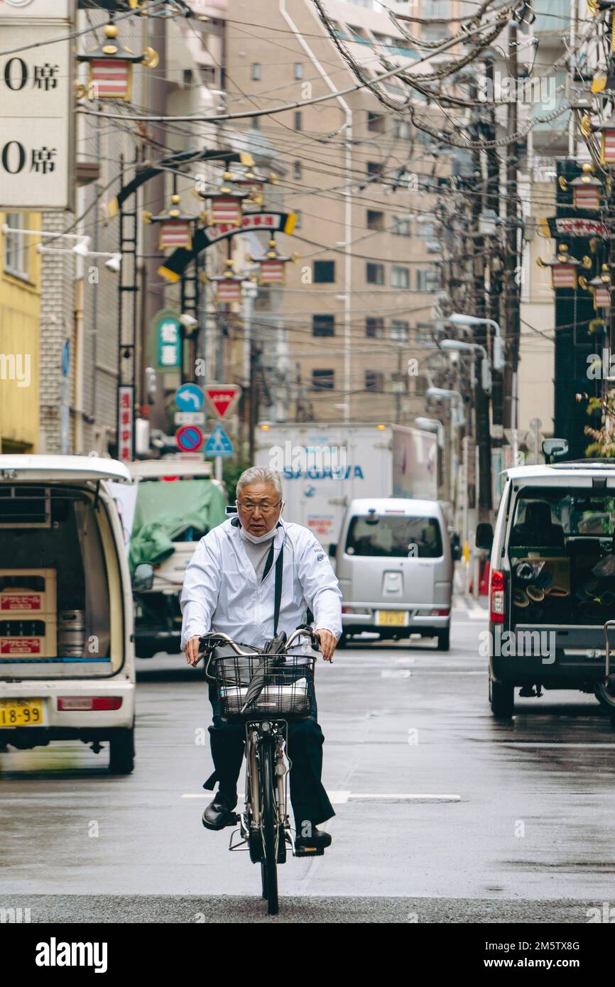 Les gens dans les rues d'Asakusa pendant une journée de pluie Banque D'Images
