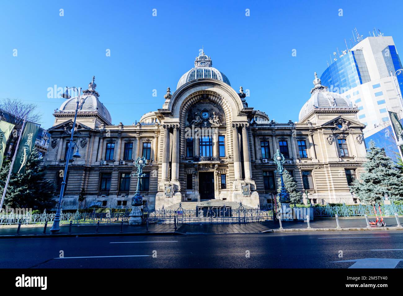 Bucarest, Roumanie, 2 janvier 2022 : la magnifique façade du Palais CEC à Calea Victoriei (avenue Victoriei) dans le centre historique de Bucarest, Banque D'Images