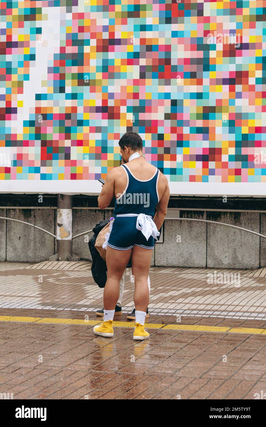 Un homme muscle en tenue de femme de menage Photo Stock Alamy