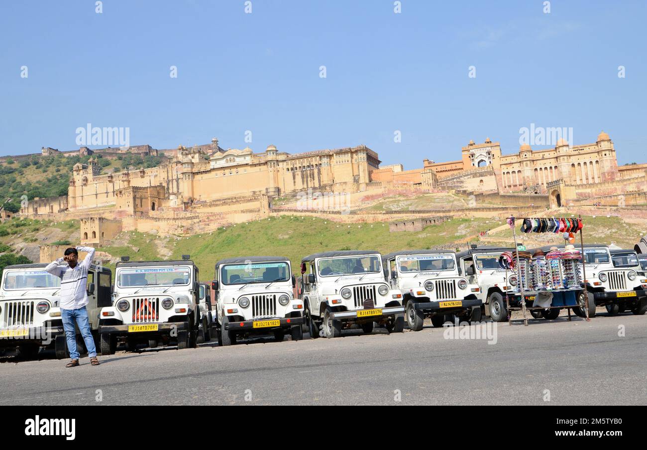 Véhicules touristiques garés devant le fort Amber à Jaipur à Rajasthan, Inde Banque D'Images