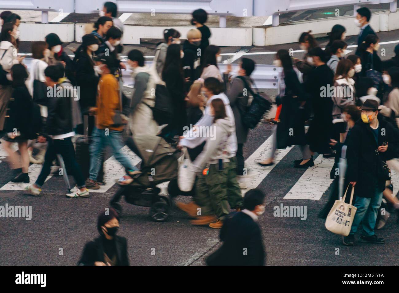 Des foules de personnes traversant la route au croisement de Shibuya Banque D'Images