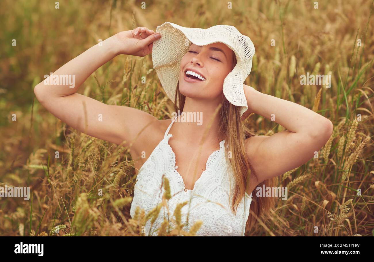 Vous êtes libre d'être heureux. une jeune femme dans un champ de blé. Banque D'Images