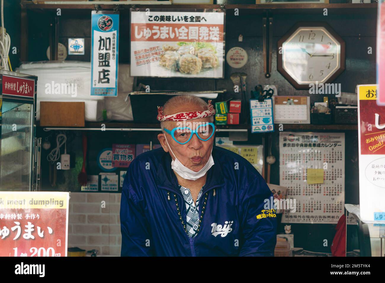 Un vieil homme original se rendant dans une boutique du marché de Tsukiji Banque D'Images