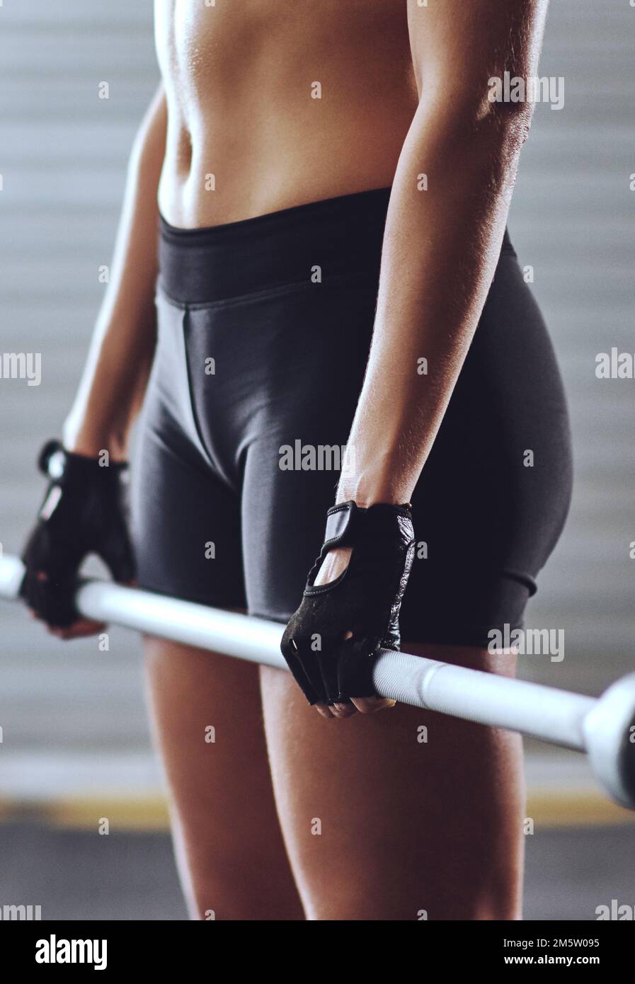 L'ajustement est le seul moyen. une femme s'entraîne avec des poids à la salle de gym. Banque D'Images