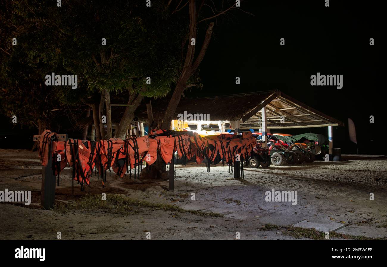 Perak, Malaisie. 25 décembre,2022: Photographier la scène de rue de nuit le long de la proximité autour de l'espace de loisirs en plein air à DoubleTree Hilton Resor Banque D'Images