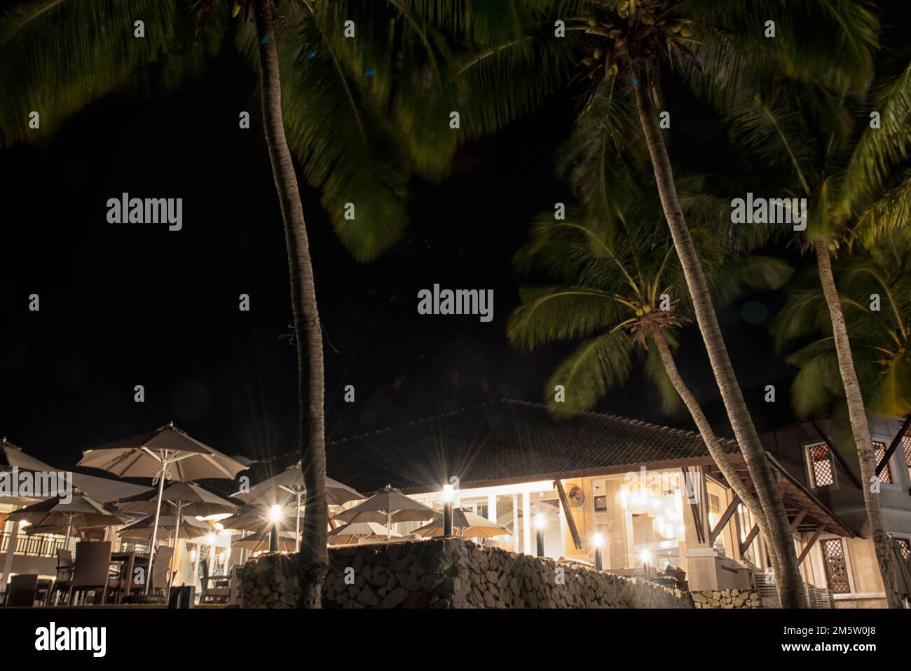 Perak, Malaisie. 25 décembre,2022: Photographier la scène de rue de nuit le long de la proximité autour de l'espace de loisirs en plein air à DoubleTree Hilton Resor Banque D'Images