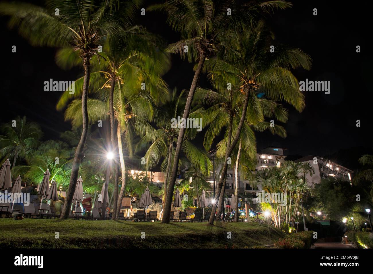 Perak, Malaisie. 25 décembre,2022: Photographier la scène de rue de nuit le long de la proximité autour de l'espace de loisirs en plein air à DoubleTree Hilton Resor Banque D'Images