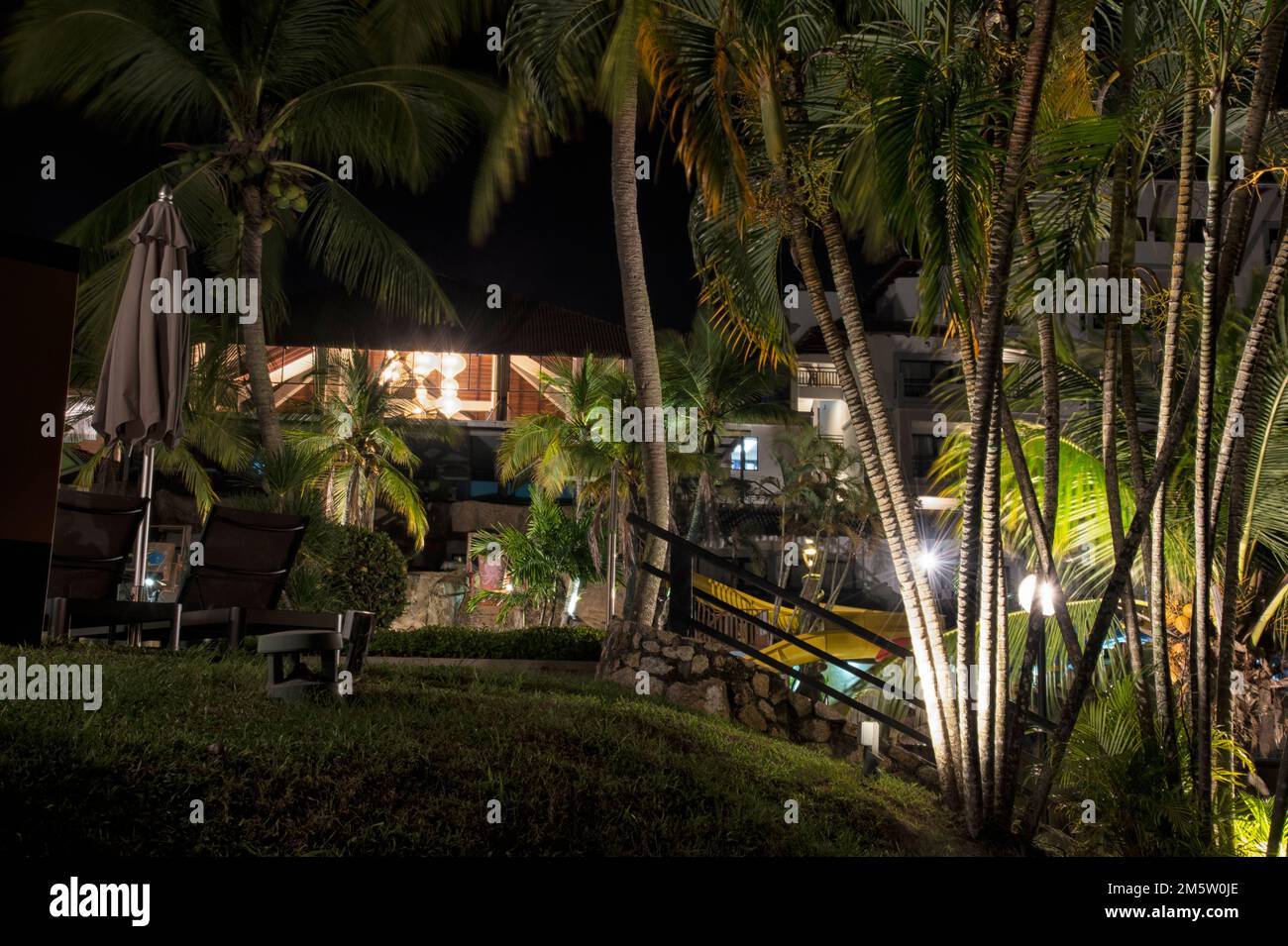 Perak, Malaisie. 25 décembre,2022: Photographier la scène de rue de nuit le long de la proximité autour de l'espace de loisirs en plein air à DoubleTree Hilton Resor Banque D'Images