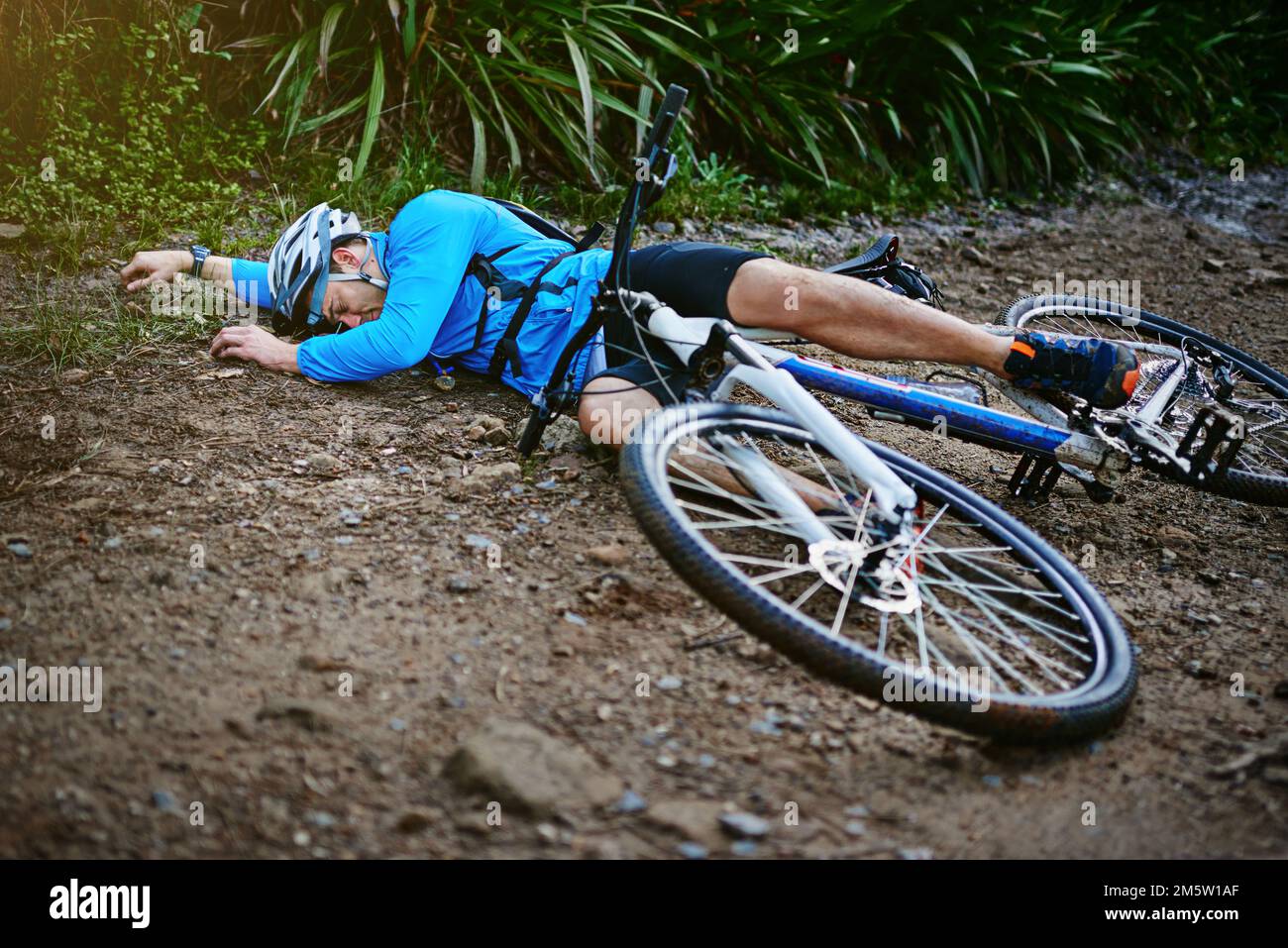 Des accidents se produisent... un cycliste qui a pris une chute sur son vélo de montagne. Banque D'Images