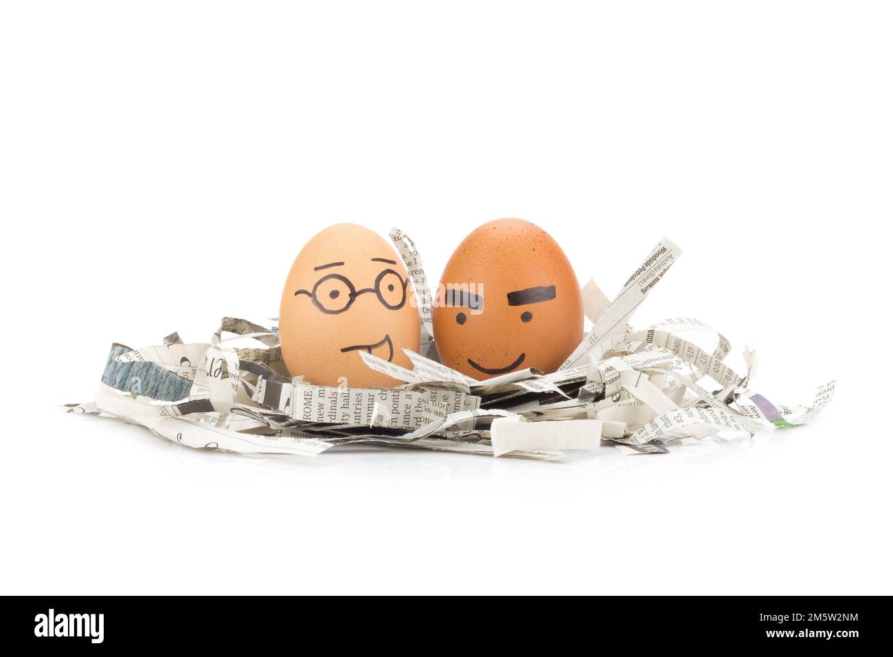 les lunettes à visage d'œuf, les sourcils épais sur les journaux recyclent. Banque D'Images