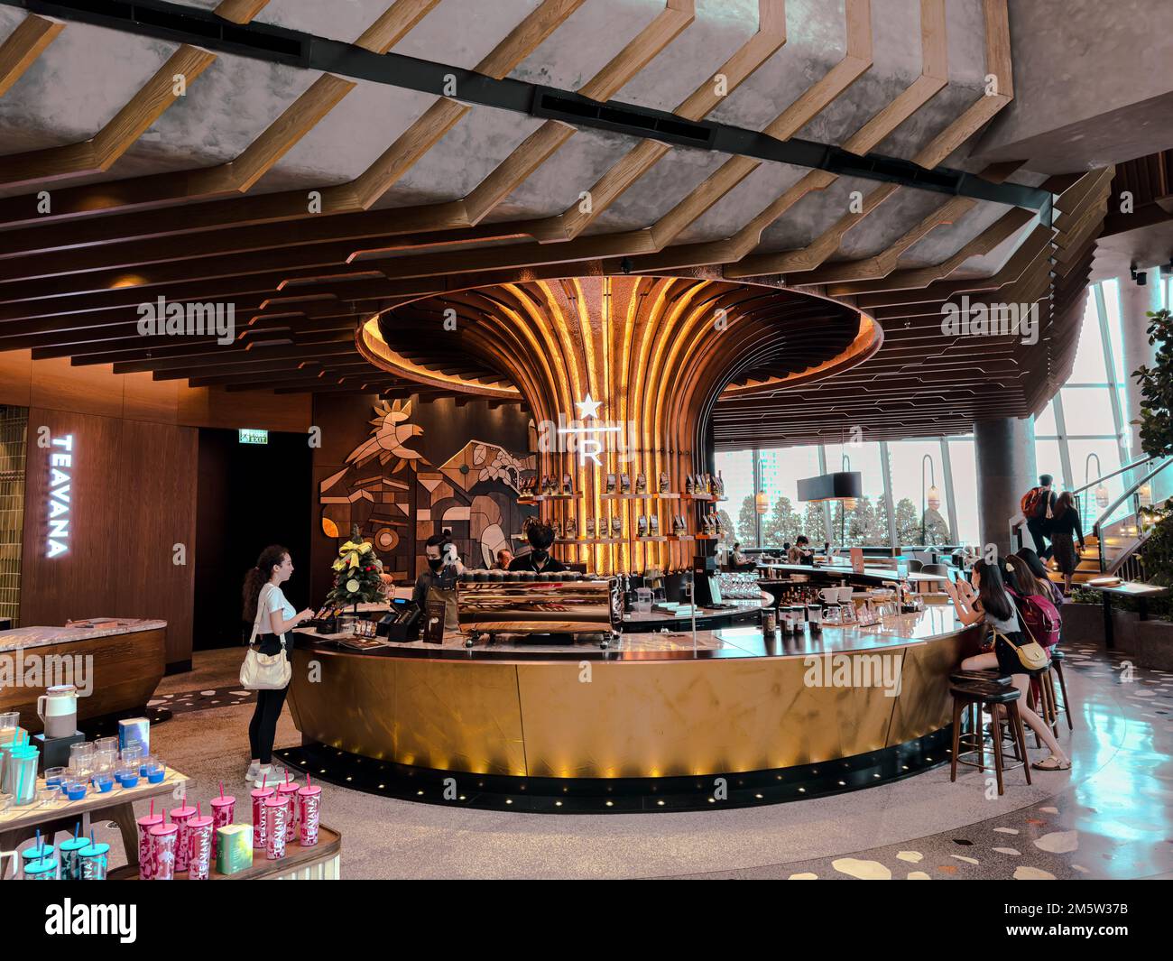 Le café Starbucks d'Iconciergerie est un grand magasin de centres commerciaux haut de gamme sur la rivière Chao Phraya à Bangkok. Banque D'Images