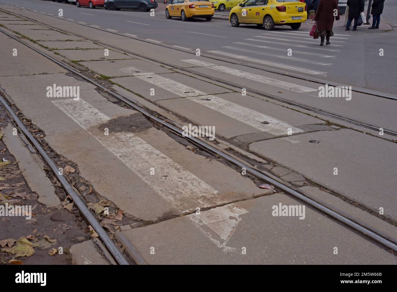 Lignes de tramway très usées et endommagées voie permanente du réseau de tramway de Bucarest, Roumanie Banque D'Images