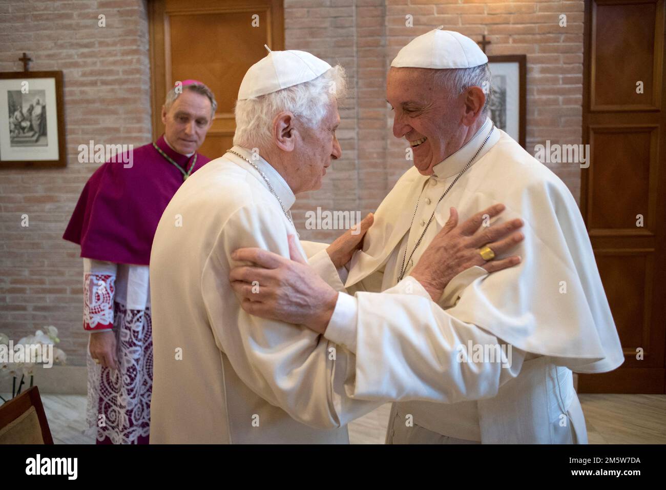 Photo du dossier - le pape retraité Benoît XVI défend publiquement la règle traditionnelle du célibat sacerdotal de l’Église catholique, l’effort le plus explicite de l’ancien souverain pontife pour influencer une décision de son successeur le pape François, L'OMS envisage une proposition pour ordonner systématiquement les hommes mariés comme prêtres catholiques romains pour la première fois en près d'un millénaire. -- à la fin d'une cérémonie de consistoire, le pape François et un groupe de cardinaux rencontrent le pape émérite Benoît XVI dans une chapelle au Vatican sur 19 novembre 2016. Le pape François a créé 17 nouveaux cardinaux à St. Basilique Saint-Pierre, pendant un Ordinar Banque D'Images Photo du dossier - le pape retraité Benoît XVI défend publiquement la règle traditionnelle du célibat sacerdotal de l’Église catholique, l’effort le plus explicite de l’ancien souverain pontife pour influencer une décision de son successeur le pape François, L'OMS envisage une proposition pour ordonner systématiquement les hommes mariés comme prêtres catholiques romains pour la première fois en près d'un millénaire. -- à la fin d'une cérémonie de consistoire, le pape François et un groupe de cardinaux rencontrent le pape émérite Benoît XVI dans une chapelle au Vatican sur 19 novembre 2016. Le pape François a créé 17 nouveaux cardinaux à St. Basilique Saint-Pierre, pendant un Ordinar Banque D'Images