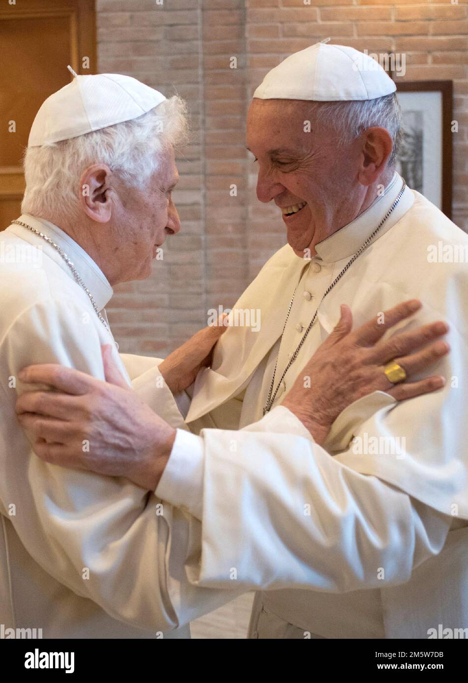 Photo du dossier - le pape retraité Benoît XVI défend publiquement la règle traditionnelle du célibat sacerdotal de l’Église catholique, l’effort le plus explicite de l’ancien souverain pontife pour influencer une décision de son successeur le pape François, L'OMS envisage une proposition pour ordonner systématiquement les hommes mariés comme prêtres catholiques romains pour la première fois en près d'un millénaire. -- à la fin d'une cérémonie de consistoire, le pape François et un groupe de cardinaux rencontrent le pape émérite Benoît XVI dans une chapelle au Vatican sur 19 novembre 2016. Le pape François a créé 17 nouveaux cardinaux à St. Basilique Saint-Pierre, pendant un Ordinar Banque D'Images Photo du dossier - le pape retraité Benoît XVI défend publiquement la règle traditionnelle du célibat sacerdotal de l’Église catholique, l’effort le plus explicite de l’ancien souverain pontife pour influencer une décision de son successeur le pape François, L'OMS envisage une proposition pour ordonner systématiquement les hommes mariés comme prêtres catholiques romains pour la première fois en près d'un millénaire. -- à la fin d'une cérémonie de consistoire, le pape François et un groupe de cardinaux rencontrent le pape émérite Benoît XVI dans une chapelle au Vatican sur 19 novembre 2016. Le pape François a créé 17 nouveaux cardinaux à St. Basilique Saint-Pierre, pendant un Ordinar Banque D'Images