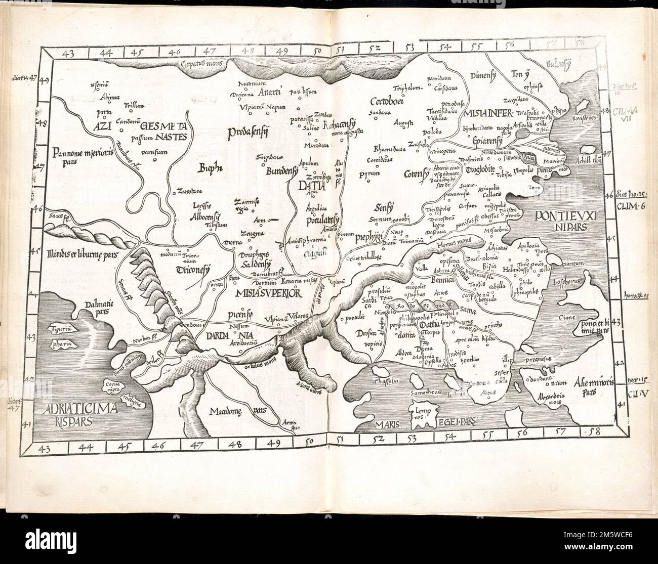 Tabula IX Europae. Carte de la péninsule des Balkans du sud, y compris le nord de la Grèce, l'Albanie, la Macédoine, la Roumanie, Hongrie et Bulgarie. Grugeage illustré par illustration. Inclut les noms des lieux et des caractéristiques naturelles. En marge: Notes climatiques et latitudinales. Texte descriptif à l'intérieur des bordures ornementales sur le verso. Apparaît dans le Geographia de l'auteur, traduit par Willibald Pirckheimer, avec des annotations par Joannes Regiomontanus. Argentoragi [à Strasbourg] : Iohannes Grieningerus, communibus Iohannis Koberger immensis excudebat, anno a Christi Natiuitate 1525 tertio Kal[endas] Apriles. Texte en latin. Cat Banque D'Images