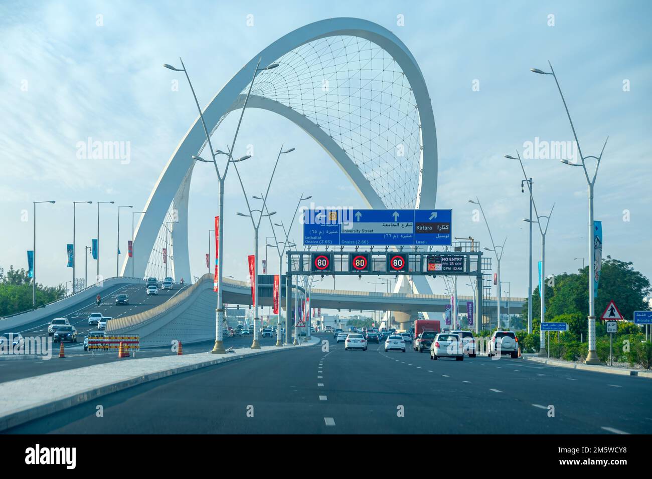 Pont Al Wahda le plus haut monument de la ville. Connu sous le nom de 56 Pont de l'arche Banque D'Images