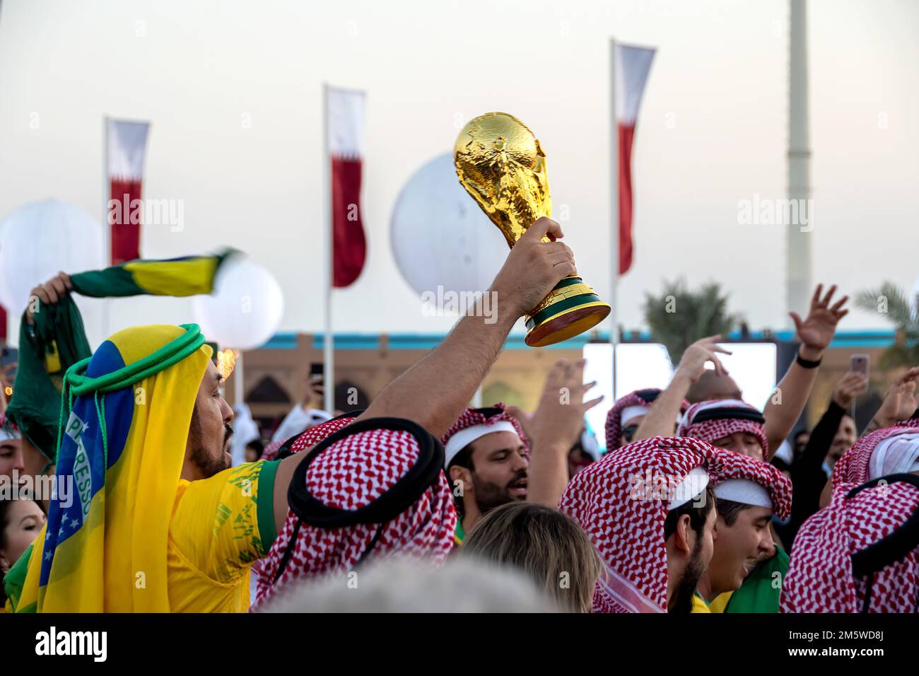 Fan brésilien célébrant la victoire à la DARB Al Saai. Coupe du monde de la FIFA, Qatar 2022 Banque D'Images