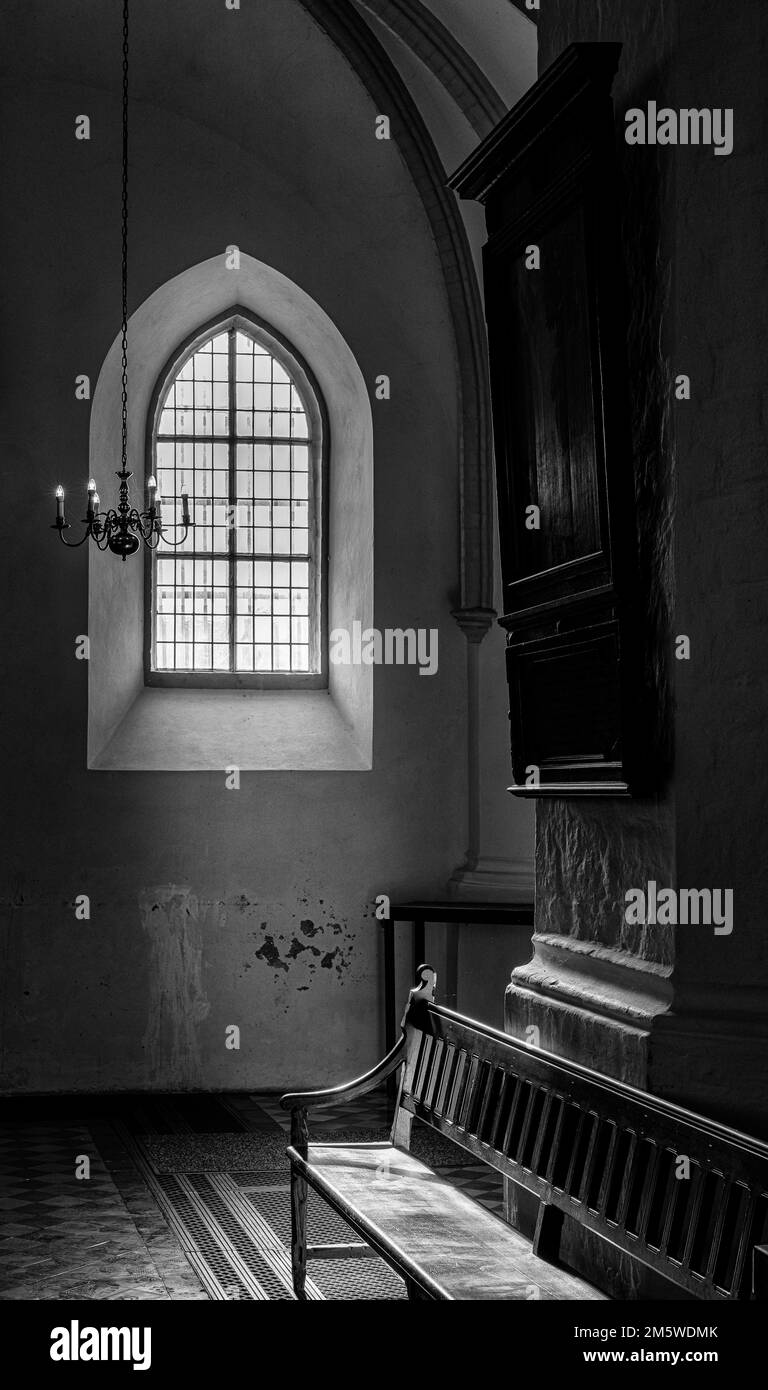 Noir et blanc, fenêtre et banc en bois à St. Eglise de Marie à Alexanderplatz, Berlin, Allemagne Banque D'Images
