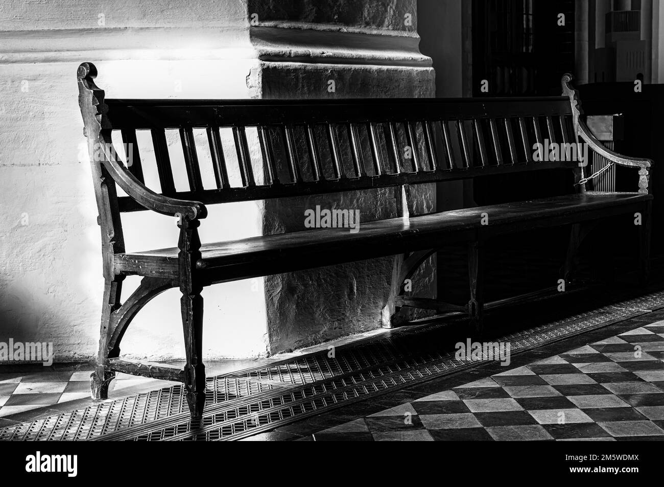 Banc en bois noir et blanc dans la rue Eglise de Marie à Alexanderplatz, Berlin, Allemagne Banque D'Images