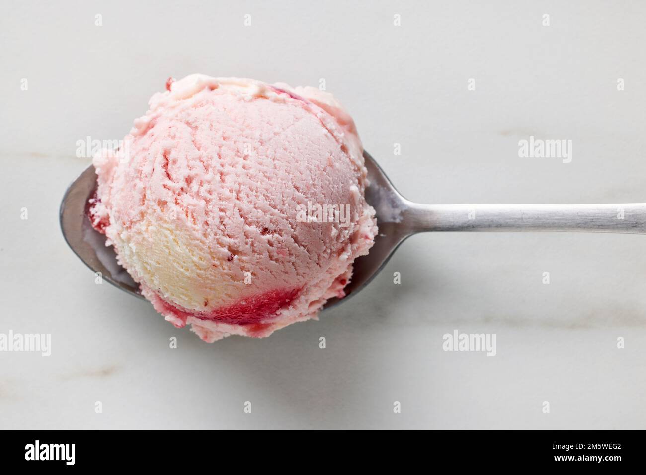 boule de glace à la fraise et à la vanille dans une cuillère, vue du dessus  Photo Stock - Alamy