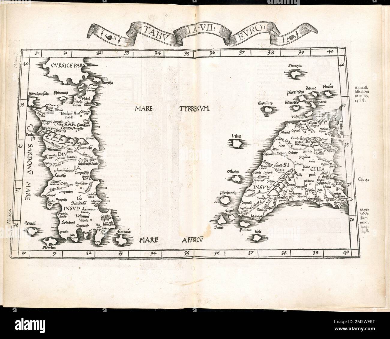 Tabula VII Europae. Carte des îles italiennes de la Sardaigne et de la Sicile. Grugeage illustré par illustration. Inclut les noms des lieux et des caractéristiques naturelles. En marge: Notes climatiques et latitudinales. Texte descriptif à l'intérieur des bordures ornementales sur le verso. Apparaît dans le Geographia de l'auteur, traduit par Willibald Pirckheimer, avec des annotations par Joannes Regiomontanus. Argentoragi [à Strasbourg] : Iohannes Grieningerus, communibus Iohannis Koberger immensis excudebat, anno a Christi Natiuitate 1525 tertio Kal[endas] Apriles. Texte en latin. Le catalogage, la conservation et la numérisation sont rendus possibles en partie par Banque D'Images