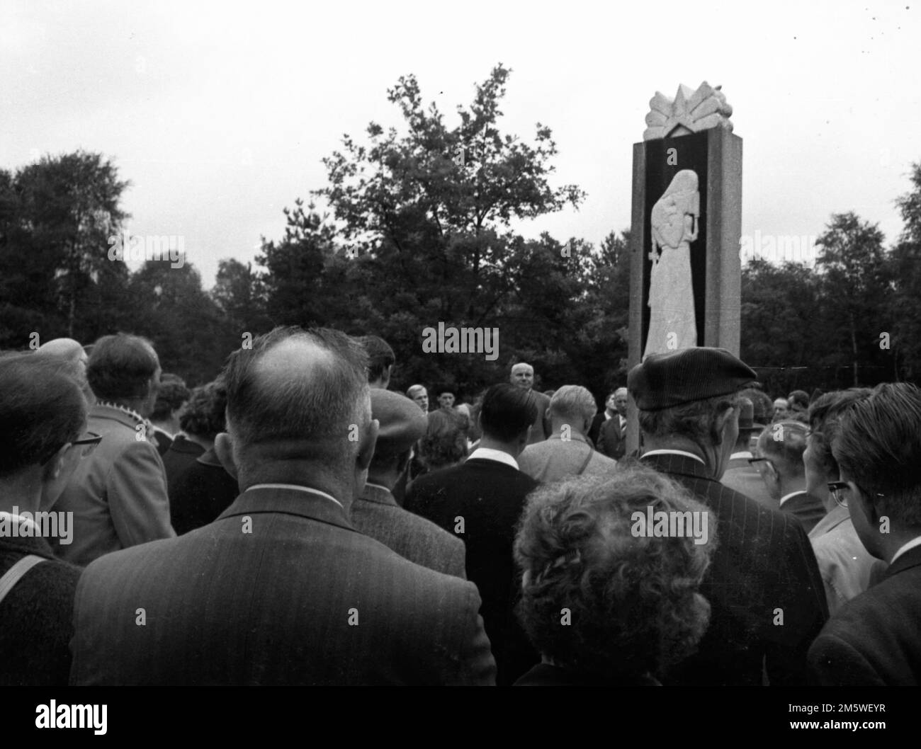 Lors d'un rassemblement commémoratif, ici en 1958 à Bergen-Belsen, les partisans du Vereinigung Verfolgter des régimes NS (VVN) ont honoré les victimes des nazis Banque D'Images