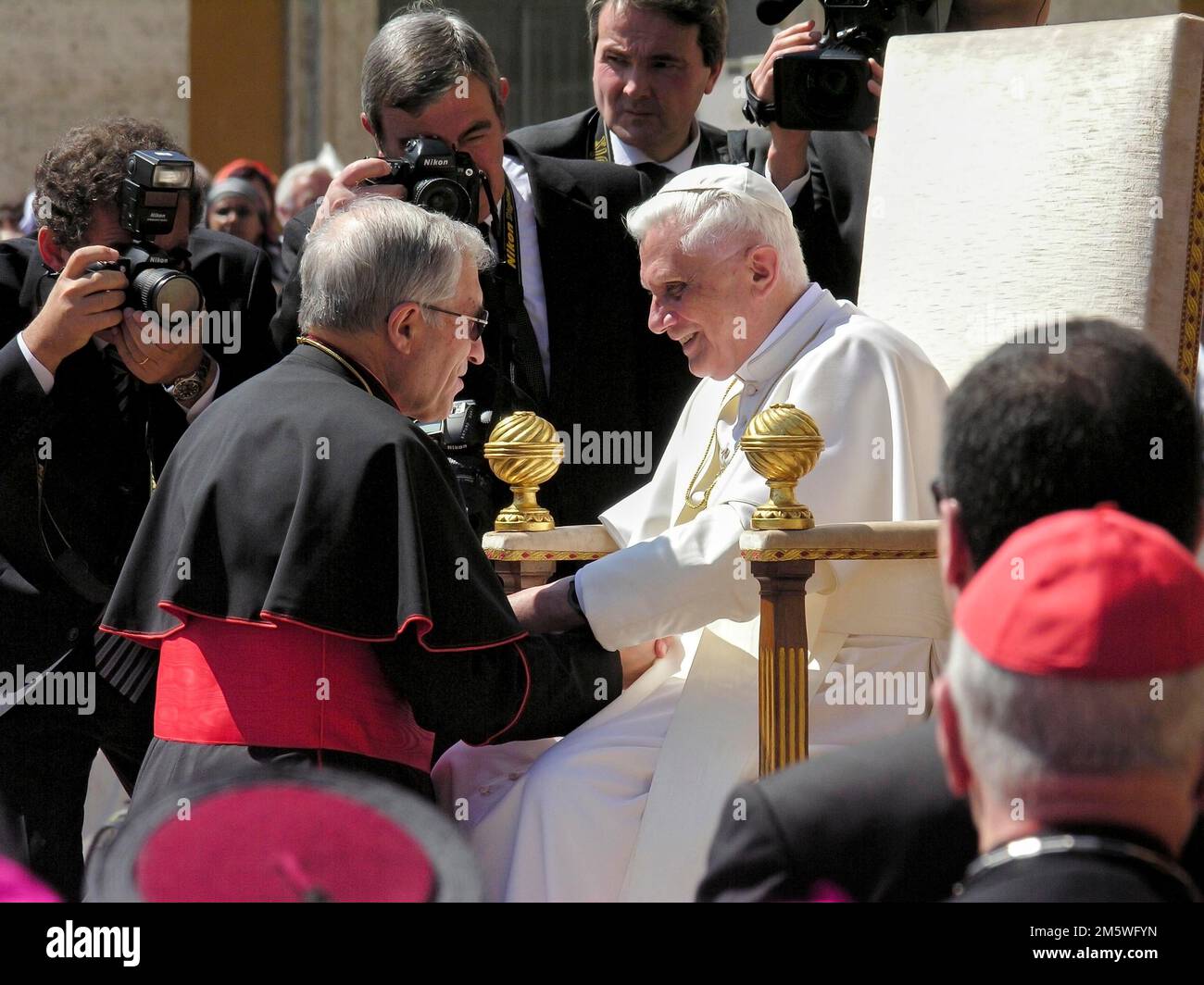 Le pape Benoît XVI Joseph Ratzinger salue un cardinal pour le public de 1st le 27/04/2005, St. Cathédrale Saint-Pierre Basilique Saint-Pierre, Piazza San Banque D'Images