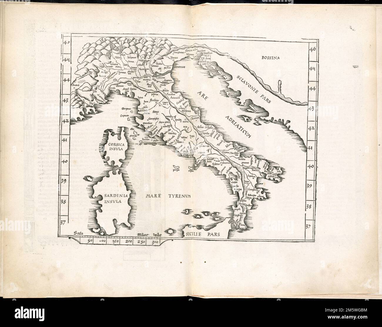 Ta non Italiae. Carte de l'Italie. Grugeage illustré par illustration. Inclut les noms des lieux et des caractéristiques naturelles. Texte descriptif à l'intérieur des bordures ornementales sur le verso. Apparaît dans le Geographia de l'auteur, traduit par Willibald Pirckheimer, avec des annotations par Joannes Regiomontanus. Argentoragi [à Strasbourg] : Iohannes Grieningerus, communibus Iohannis Koberger immensis excudebat, anno a Christi Natiuitate 1525 tertio Kal[endas] Apriles. Texte en latin. Le catalogage, la conservation et la numérisation rendus possibles en partie par la Fondation nationale pour les sciences humaines : exploration de l'effort humain... Tabula Banque D'Images